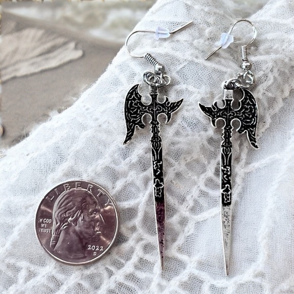 Stylish silver toned axe earrings with detailed design. Perfect for a DND player - Picture 15 of 15